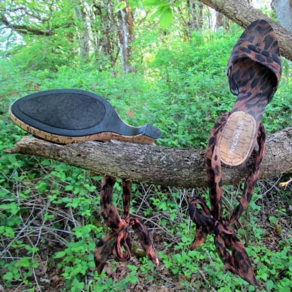 WEDGE SANDALS, 8.5 -9 M, LEOPARD CRISSCROSS ANKLE STRAPS, CURVY PLATFORMS - Picture 9 of 9